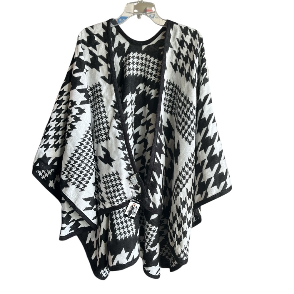 Charlie Paige Women’s Cozy Black & White Houndstooth Cape One Size